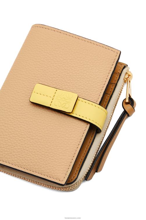 mantequilla/limón pálido cartera plegable fina con cremallera de piel de becerro granulada suave Loewe R8J8Z1265 mujer