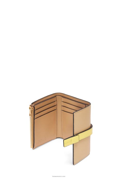 mantequilla/limón pálido cartera vertical pequeña de piel de becerro granulada suave Loewe R8J8Z1286 mujer