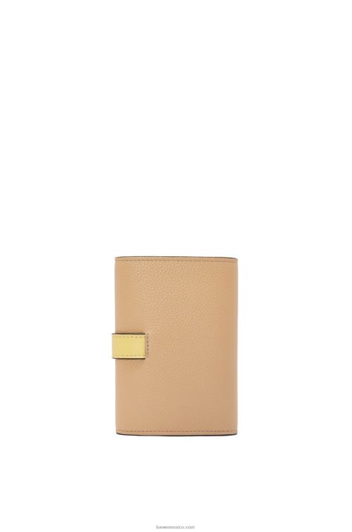 mantequilla/limón pálido cartera vertical pequeña de piel de becerro granulada suave Loewe R8J8Z1286 mujer