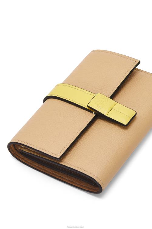 mantequilla/limón pálido cartera vertical pequeña de piel de becerro granulada suave Loewe R8J8Z1286 mujer