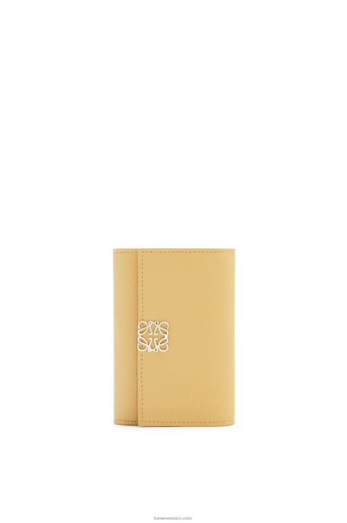 mantequilla oscura Cartera vertical pequeña Anagram de piel de becerro granulada Loewe R8J8Z1264 mujer