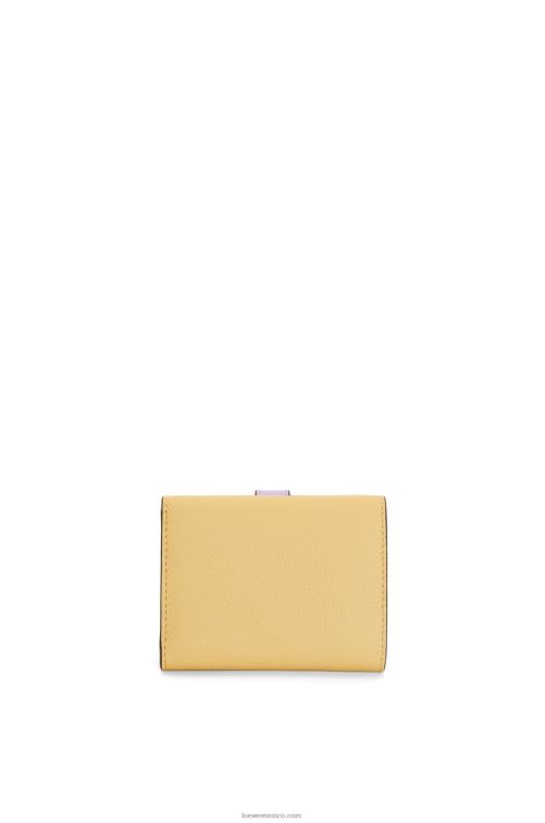 mantequilla oscura/malva cartera de tres pliegues en suave piel de becerro granulada Loewe R8J8Z1266 mujer