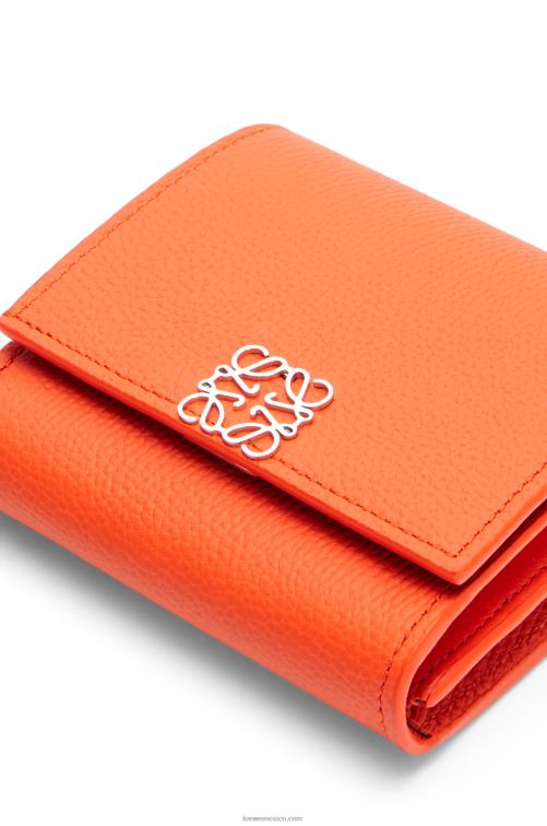 naranja cartera compacta con solapa anagram de piel de becerro granulada Loewe R8J8Z1294 mujer