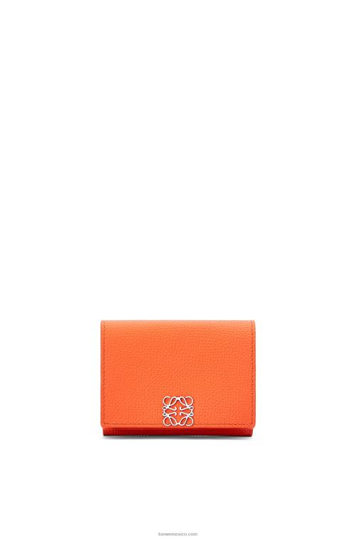 naranja cartera triple con anagrama de piel de becerro granulada Loewe R8J8Z1293 mujer