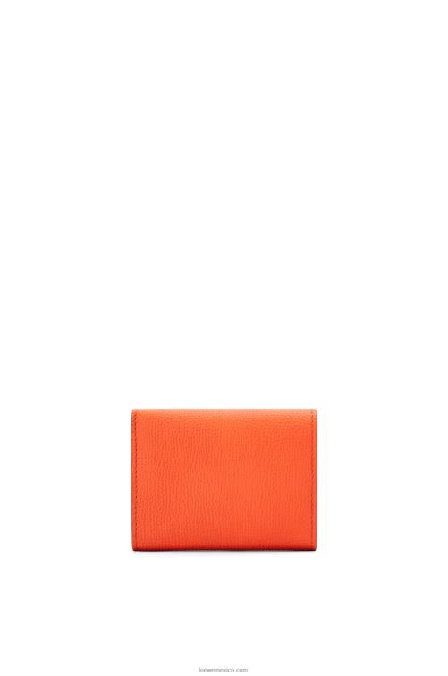 naranja cartera triple con anagrama de piel de becerro granulada Loewe R8J8Z1293 mujer