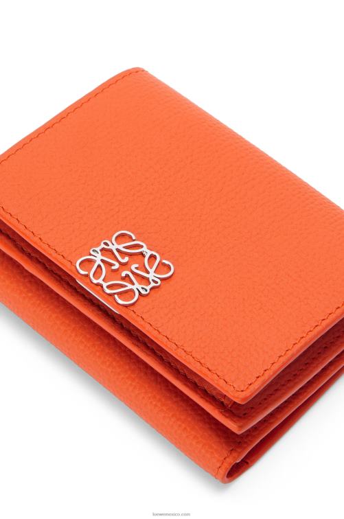 naranja cartera triple con anagrama de piel de becerro granulada Loewe R8J8Z1293 mujer