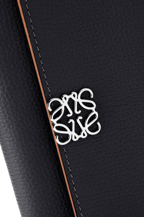 negro Cartera vertical pequeña Anagram de piel de becerro granulada Loewe R8J8Z1246 mujer
