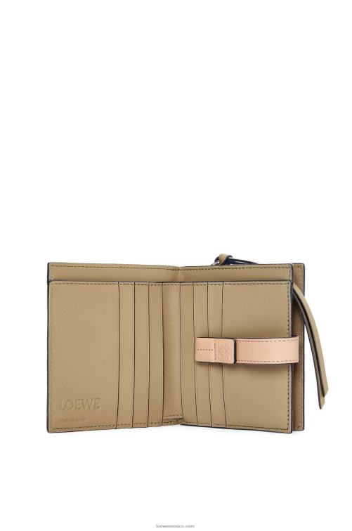 verde alcachofa/beige empolvado cartera compacta con cremallera de suave piel de becerro granulada Loewe R8J8Z1288 mujer