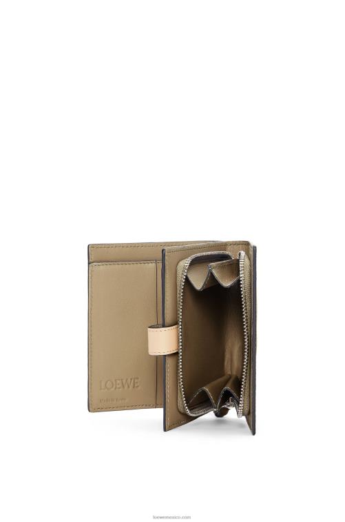 verde alcachofa/beige empolvado cartera compacta con cremallera de suave piel de becerro granulada Loewe R8J8Z1288 mujer