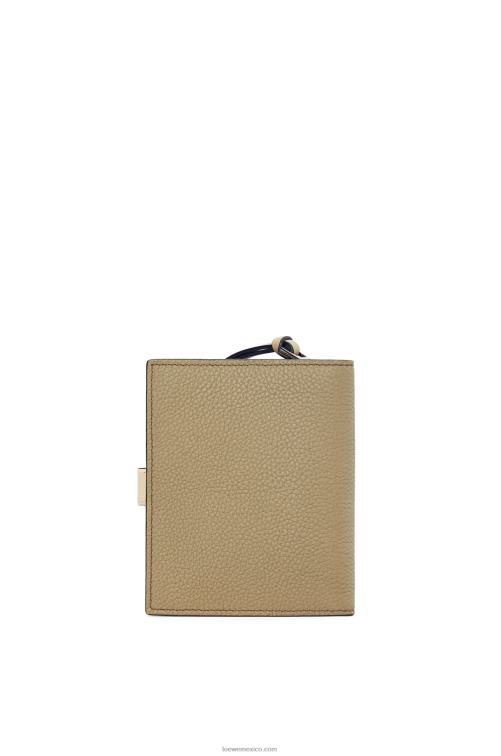 verde alcachofa/beige empolvado cartera compacta con cremallera de suave piel de becerro granulada Loewe R8J8Z1288 mujer