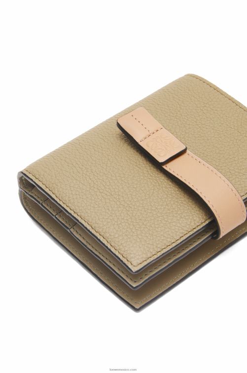 verde alcachofa/beige empolvado cartera compacta con cremallera de suave piel de becerro granulada Loewe R8J8Z1288 mujer