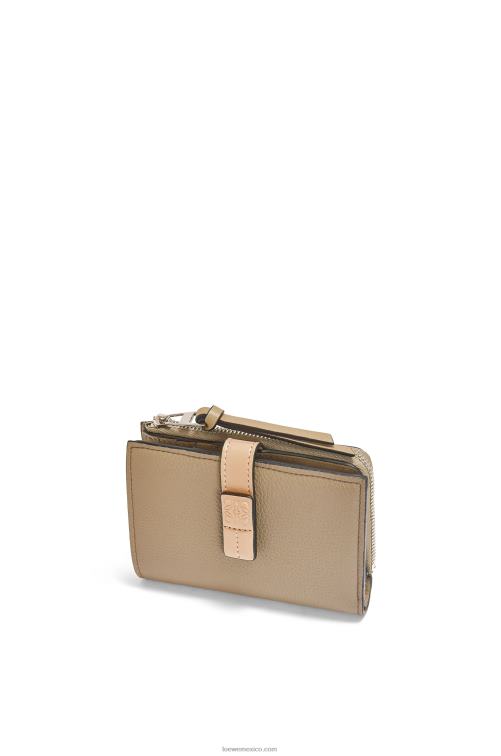 verde alcachofa/beige empolvado cartera plegable fina con cremallera de piel de becerro granulada suave Loewe R8J8Z1289 mujer
