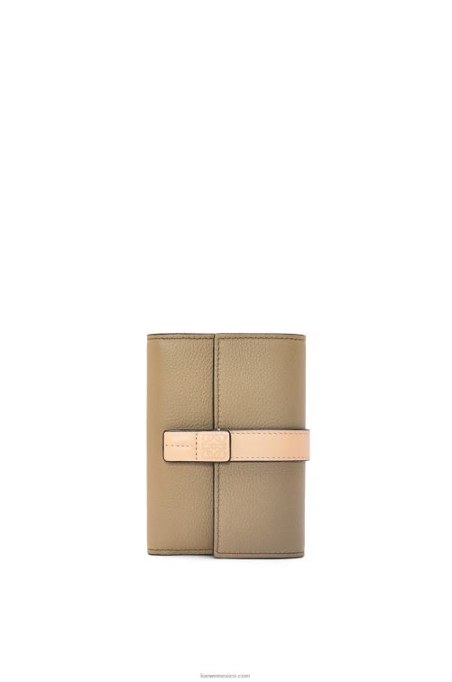 verde alcachofa/beige empolvado cartera vertical pequeña de piel de becerro granulada suave Loewe R8J8Z1287 mujer