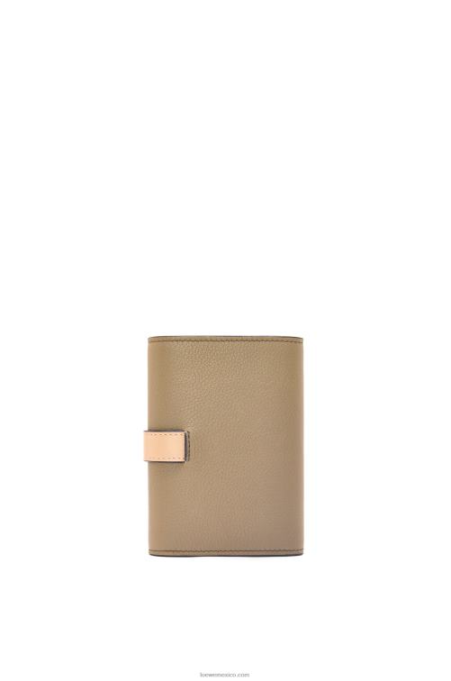 verde alcachofa/beige empolvado cartera vertical pequeña de piel de becerro granulada suave Loewe R8J8Z1287 mujer