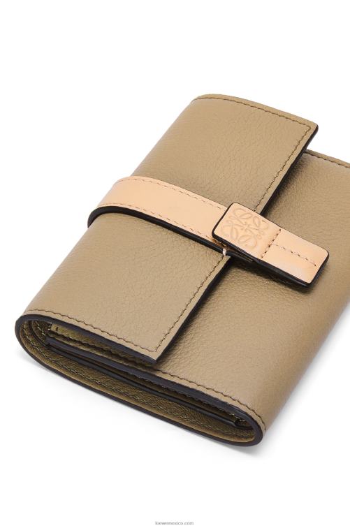 verde alcachofa/beige empolvado cartera vertical pequeña de piel de becerro granulada suave Loewe R8J8Z1287 mujer