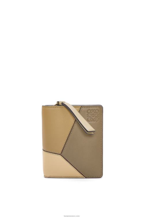 verde arcilla/mantequilla cartera puzzle compacta con cremallera en piel de becerro clásica Loewe R8J8Z1259 mujer