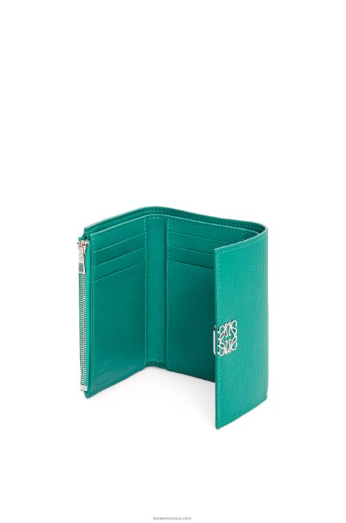verde esmeralda Cartera vertical pequeña Anagram de piel de becerro granulada Loewe R8J8Z1318 mujer