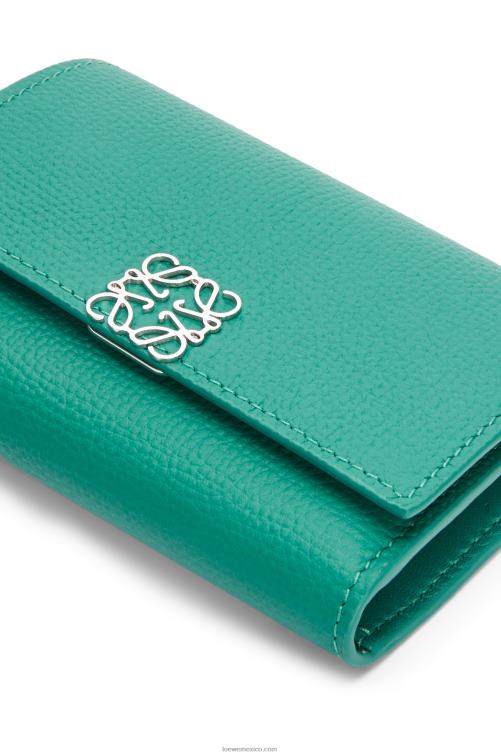 verde esmeralda Cartera vertical pequeña Anagram de piel de becerro granulada Loewe R8J8Z1318 mujer