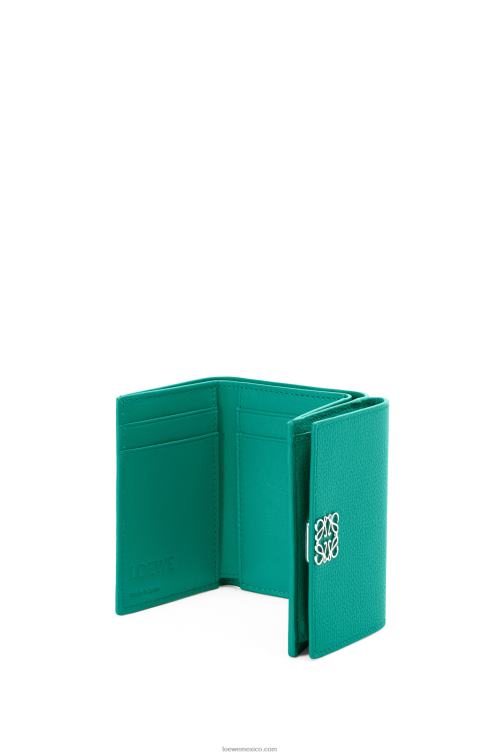 verde esmeralda cartera triple con anagrama de piel de becerro granulada Loewe R8J8Z1319 mujer