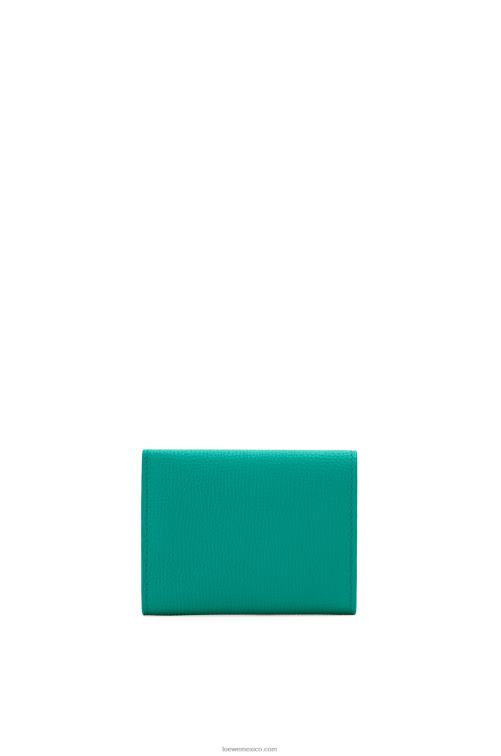 verde esmeralda cartera triple con anagrama de piel de becerro granulada Loewe R8J8Z1319 mujer