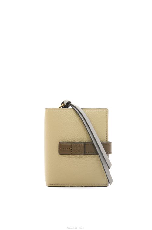 verde salvia/verde caqui oscuro cartera compacta con cremallera de suave piel de becerro granulada Loewe R8J8Z1211 mujer
