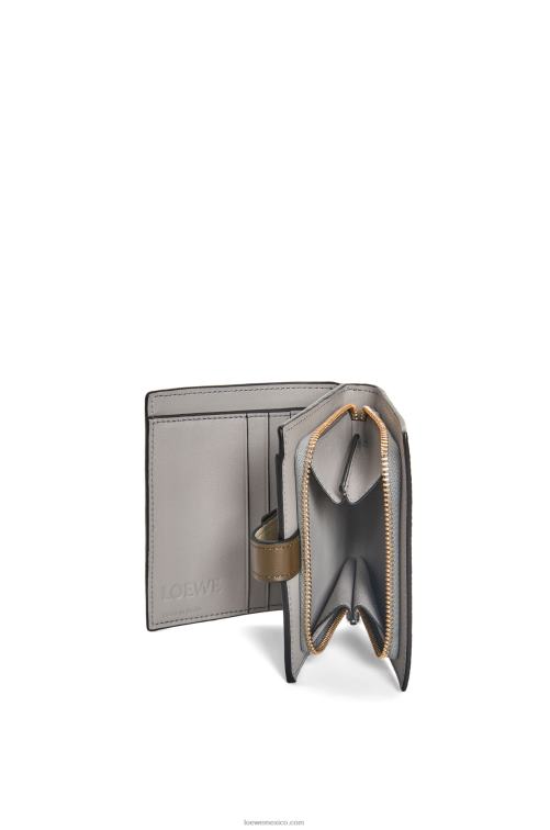 verde salvia/verde caqui oscuro cartera compacta con cremallera de suave piel de becerro granulada Loewe R8J8Z1211 mujer