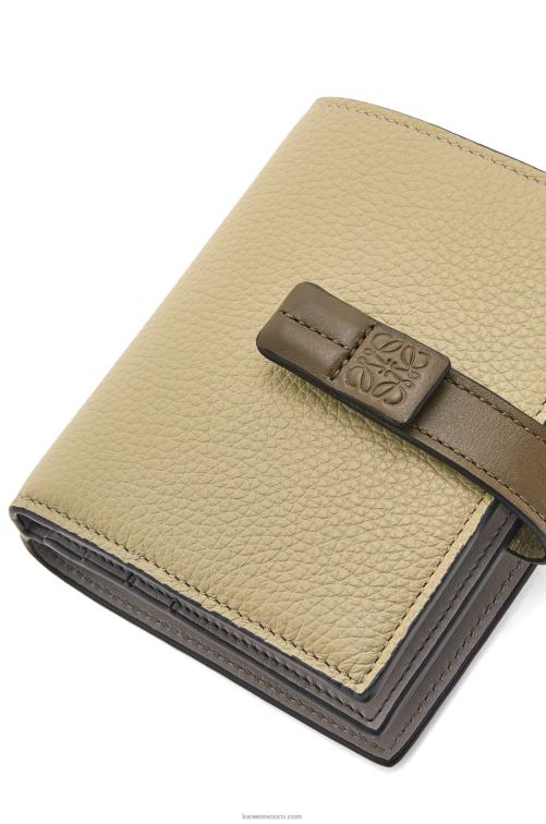 verde salvia/verde caqui oscuro cartera compacta con cremallera de suave piel de becerro granulada Loewe R8J8Z1211 mujer