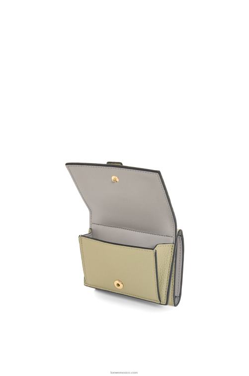verde salvia/verde caqui oscuro cartera de tres pliegues en suave piel de becerro granulada Loewe R8J8Z1209 mujer