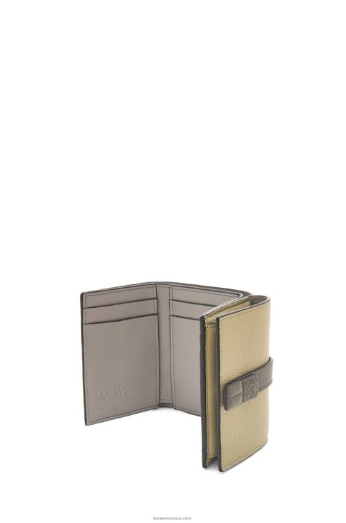 verde salvia/verde caqui oscuro cartera de tres pliegues en suave piel de becerro granulada Loewe R8J8Z1209 mujer