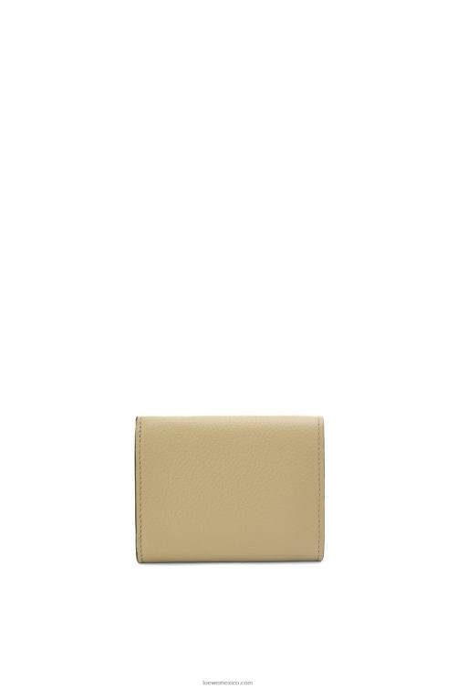 verde salvia/verde caqui oscuro cartera de tres pliegues en suave piel de becerro granulada Loewe R8J8Z1209 mujer