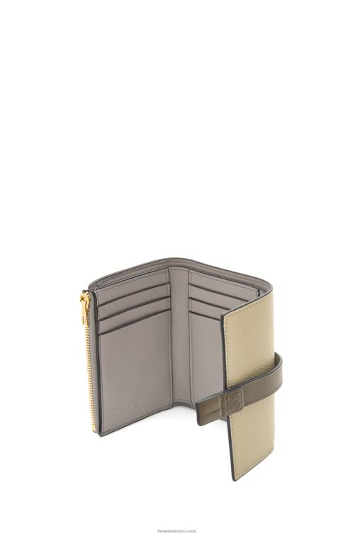 verde salvia/verde caqui oscuro cartera vertical pequeña de piel de becerro granulada suave Loewe R8J8Z1210 mujer