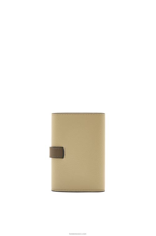 verde salvia/verde caqui oscuro cartera vertical pequeña de piel de becerro granulada suave Loewe R8J8Z1210 mujer