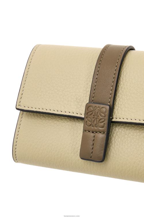 verde salvia/verde caqui oscuro cartera vertical pequeña de piel de becerro granulada suave Loewe R8J8Z1210 mujer