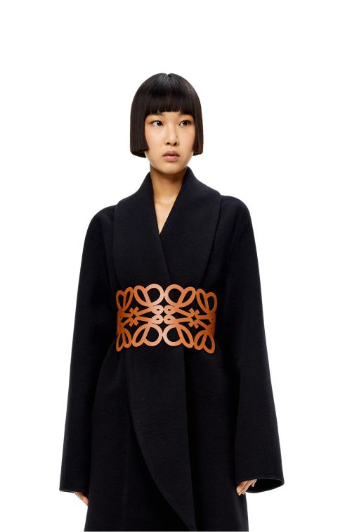 broncearse cinturón con anagrama recortado de piel de becerro Loewe R8J8Z1155 mujer