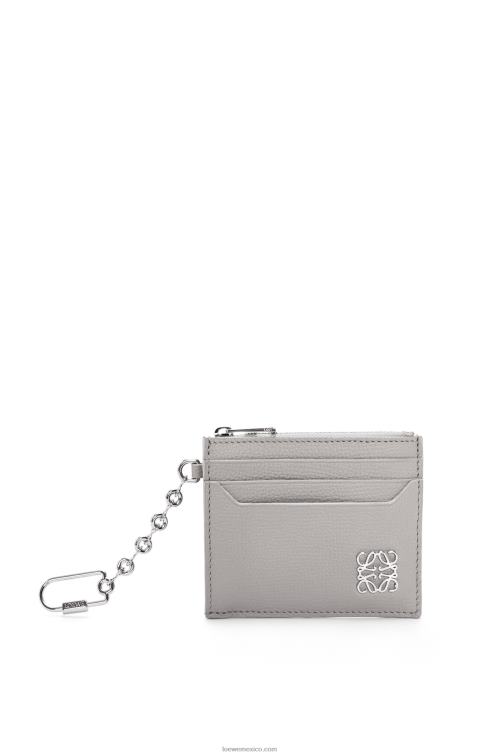 Perla gris tarjetero con llave cuadrada y anagrama de piel de becerro granulada Loewe R8J8Z1321 mujer