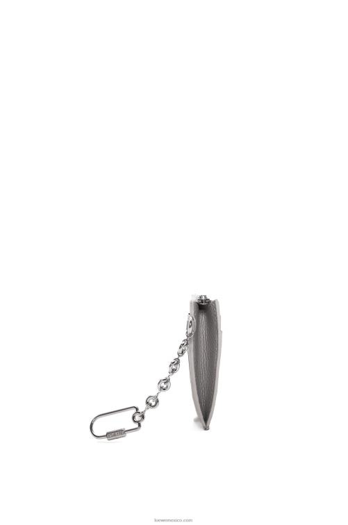 Perla gris tarjetero con llave cuadrada y anagrama de piel de becerro granulada Loewe R8J8Z1321 mujer