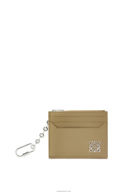 alcachofa verde tarjetero cuadrado con anagrama de piel de becerro granulada con cadena Loewe R8J8Z1367 mujer