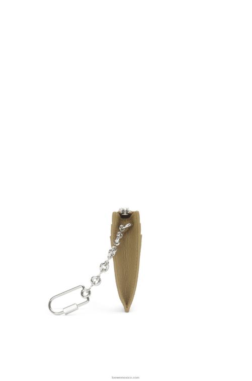 alcachofa verde tarjetero cuadrado con anagrama de piel de becerro granulada con cadena Loewe R8J8Z1367 mujer