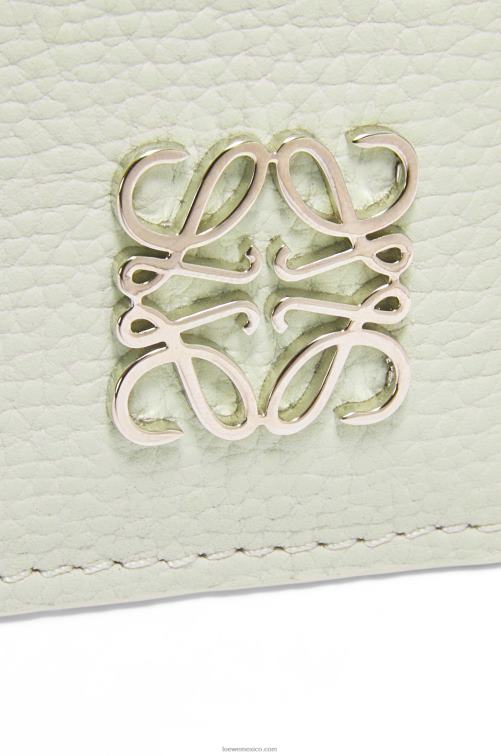 celadón claro tarjetero cuadrado con anagrama de piel de becerro granulada con cadena Loewe R8J8Z1417 mujer