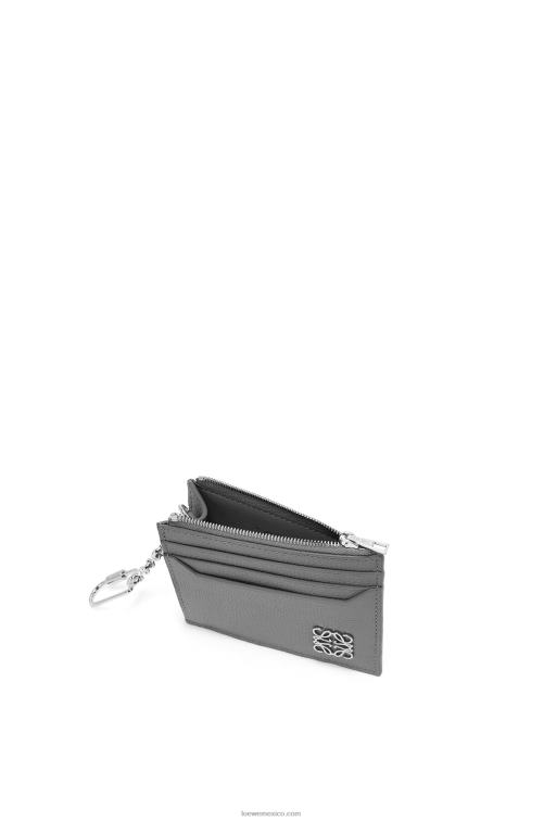 gris asfalto tarjetero cuadrado con anagrama de piel de becerro granulada con cadena Loewe R8J8Z1384 mujer