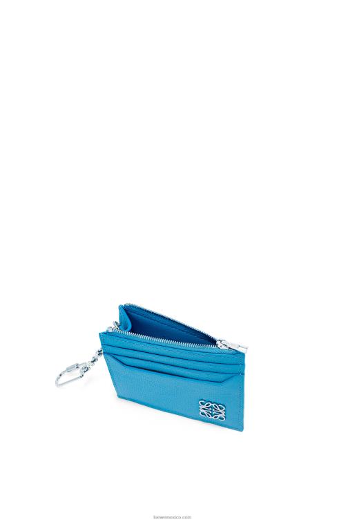 laguna azul tarjetero cuadrado con anagrama de piel de becerro granulada con cadena Loewe R8J8Z1396 mujer