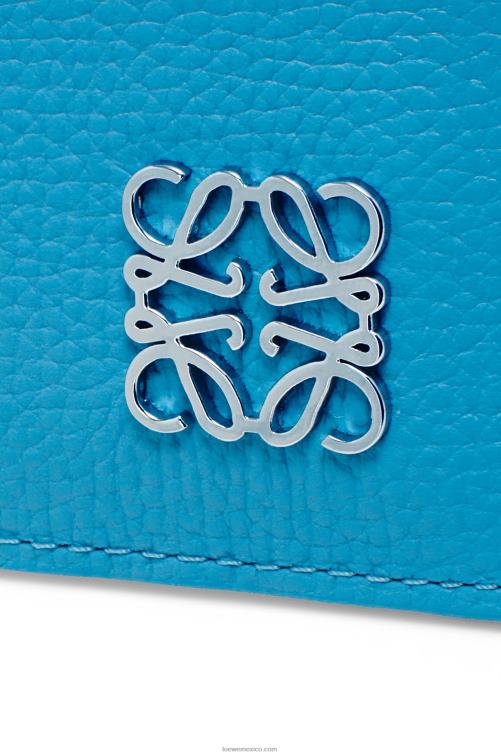laguna azul tarjetero cuadrado con anagrama de piel de becerro granulada con cadena Loewe R8J8Z1396 mujer