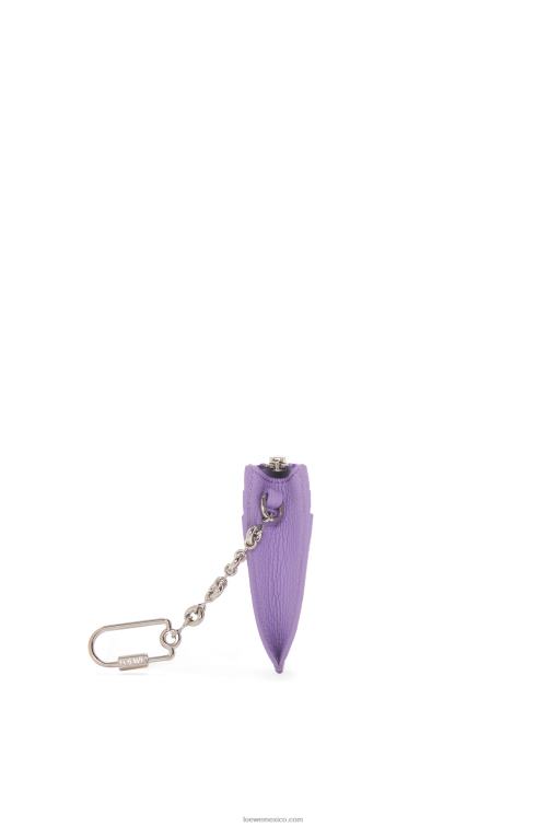 malva claro tarjetero cuadrado con anagrama de piel de becerro granulada con cadena Loewe R8J8Z1323 mujer