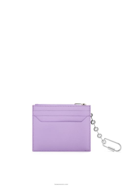 malva claro tarjetero cuadrado con anagrama de piel de becerro granulada con cadena Loewe R8J8Z1323 mujer