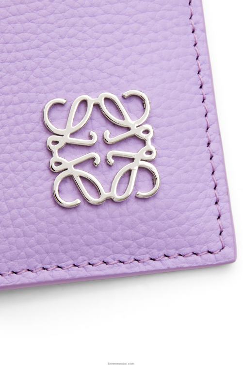 malva claro tarjetero cuadrado con anagrama de piel de becerro granulada con cadena Loewe R8J8Z1323 mujer