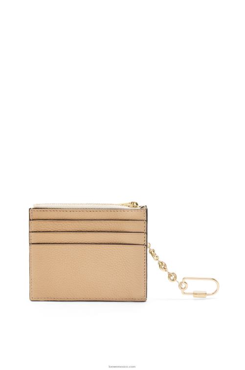 mantequilla/limón pálido tarjetero cuadrado de suave piel de becerro graneada con cadena Loewe R8J8Z1378 mujer