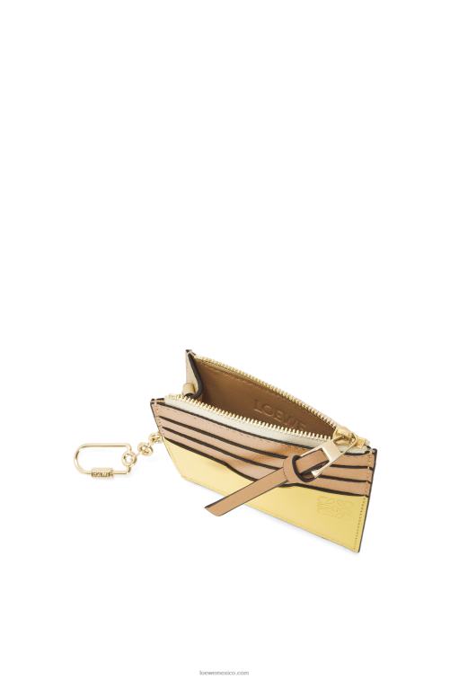 mantequilla/limón pálido tarjetero cuadrado de suave piel de becerro graneada con cadena Loewe R8J8Z1378 mujer