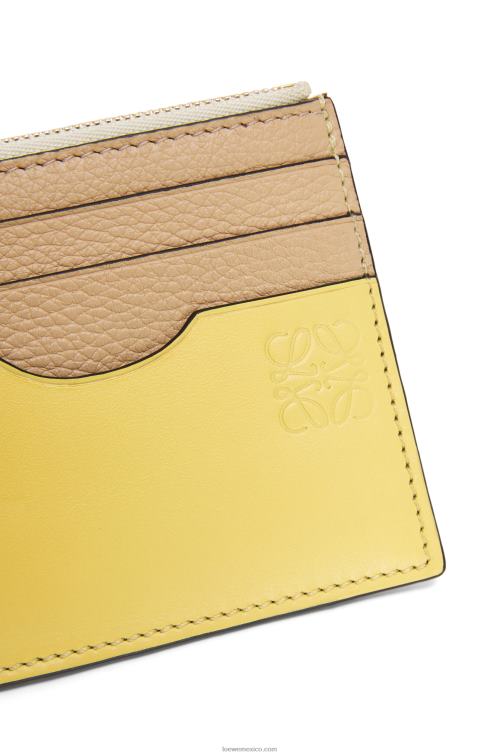 mantequilla/limón pálido tarjetero cuadrado de suave piel de becerro graneada con cadena Loewe R8J8Z1378 mujer