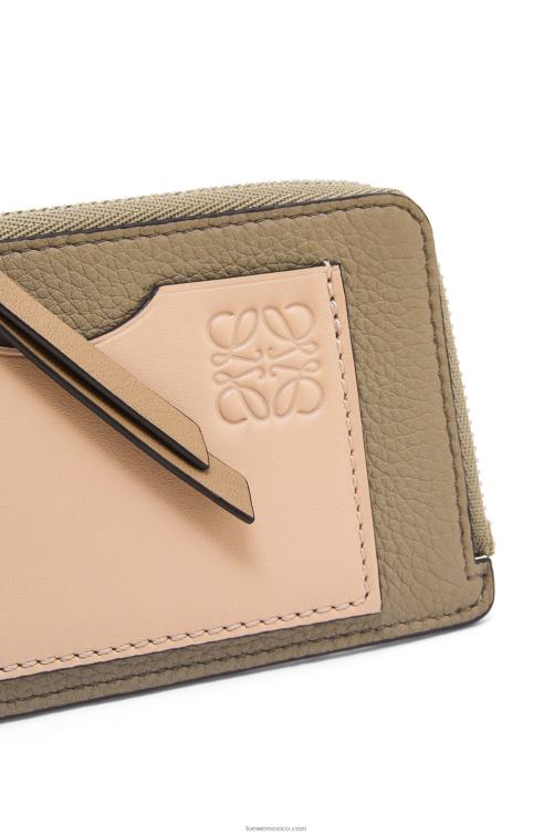 verde alcachofa/beige empolvado tarjetero con monedas de piel de becerro granulada suave Loewe R8J8Z1344 mujer