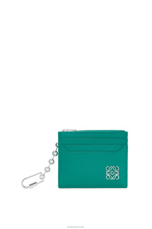 verde esmeralda tarjetero cuadrado con anagrama de piel de becerro granulada con cadena Loewe R8J8Z1412 mujer